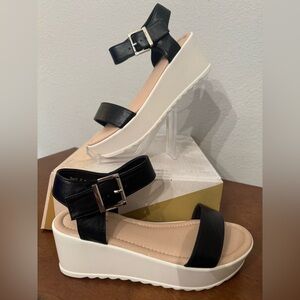 J Adam’s Black and White Platform Sandals Size 7.5 NIB